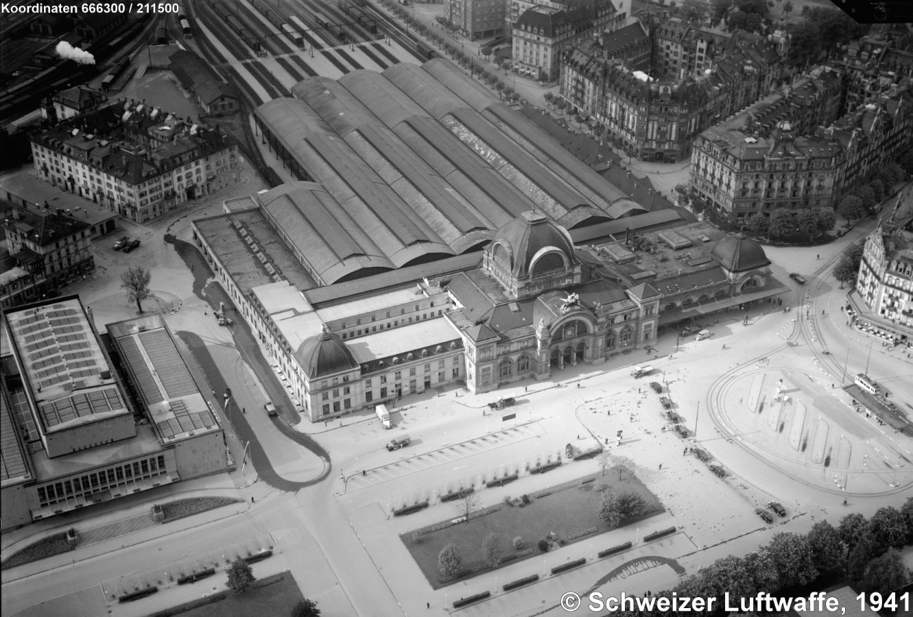 Hauptbahnhof Luzern anno 1941. Schön sichtbar das Eingangstor, welches heute alleinstehend auf dem Vorplatz an den Brand erinnert, der weiteste Teile des Bahnhofes zerstört hatte.